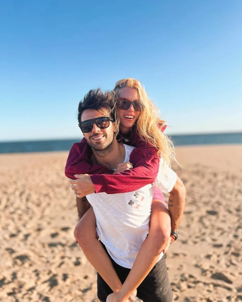 Nicole Neumann y Manu Urcera en la playa