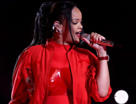 El beauty look de Rihanna en el Super Bowl con las tendencias más fuertes en make up y pelo