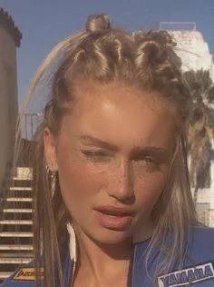 el peinado Y2K que llevó ambar de benedictis