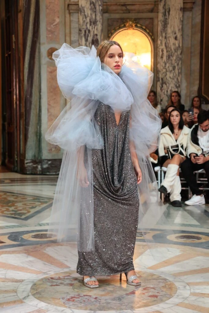 India Ortega desfilando para Ana Terrasanta