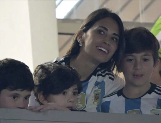 Las fotos y el look de Antonela Roccuzzo y sus hijos en el partido de Argentina Versus Panamá