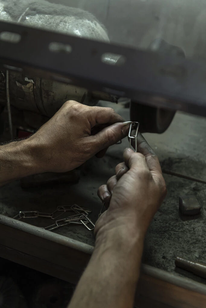 El trabajo artesanal caracteriza a Acmée. Foto: cortesía de la marca.