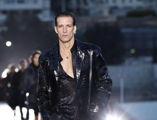 Así fue la vuelta de Iván de Pineda a la pasarela de Versace después de casi 30 años