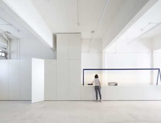 Así se transformó un antiguo galpón industrial en un estudio y espacio de exhibición