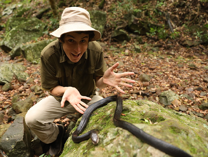 La historia del joven con una condición del espectro autista que conduce la primera serie documental inclusiva: "Los animales me salvaron la vida"