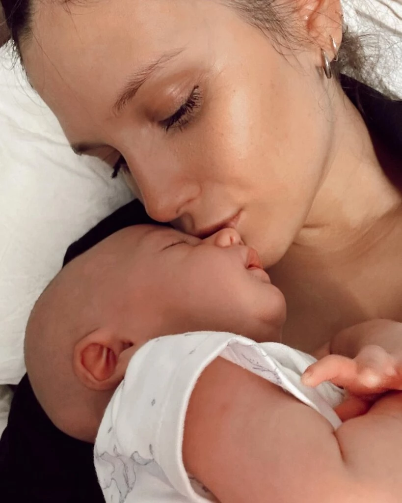 Barbie Vélez junto a su bebé Salvador