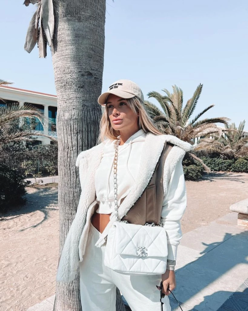 Cami Homs cautivó con su chaleco aviador en Madrid