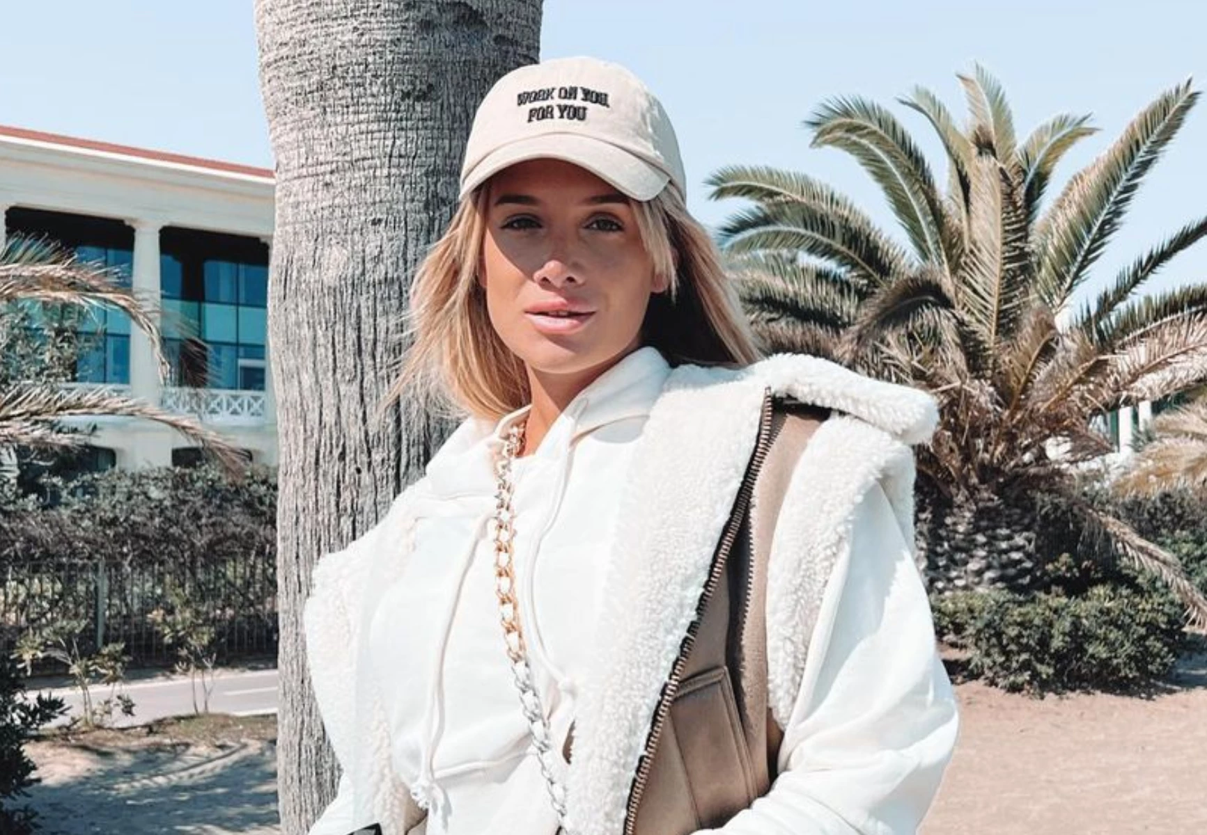 Cami Homs lleva el abrigo must have del invierno