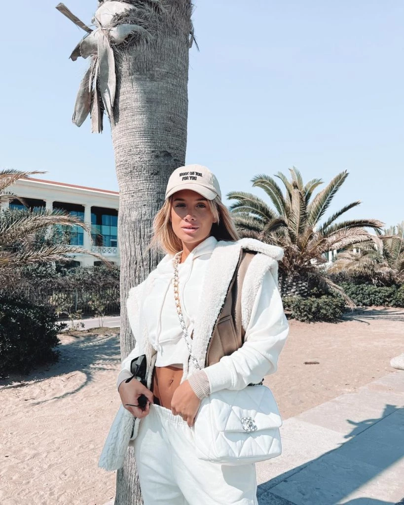 Cami Homs mostró el abrigo que será tendencia este invierno