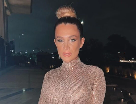 Camila Homs causó alto impacto con su shiny look