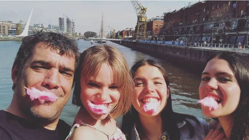 Adrián Cormillot con sus hijas, Abril Zoe y Ema