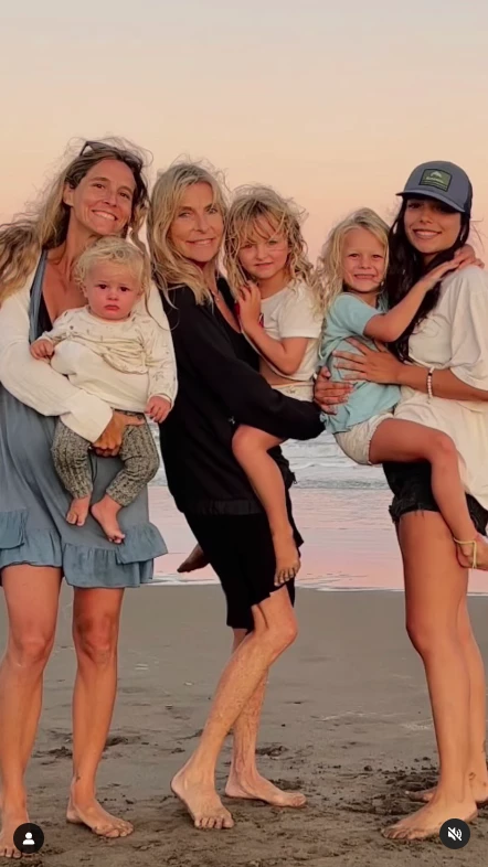 Virginia Elizalde con hijas y nietos