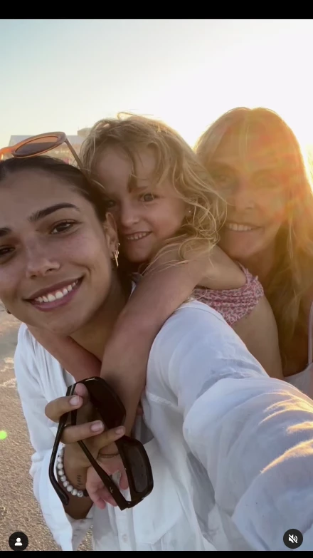 Virginia Elizalde con hijas y nietos