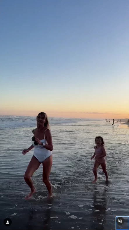 Virginia Elizalde con hijas y nietos