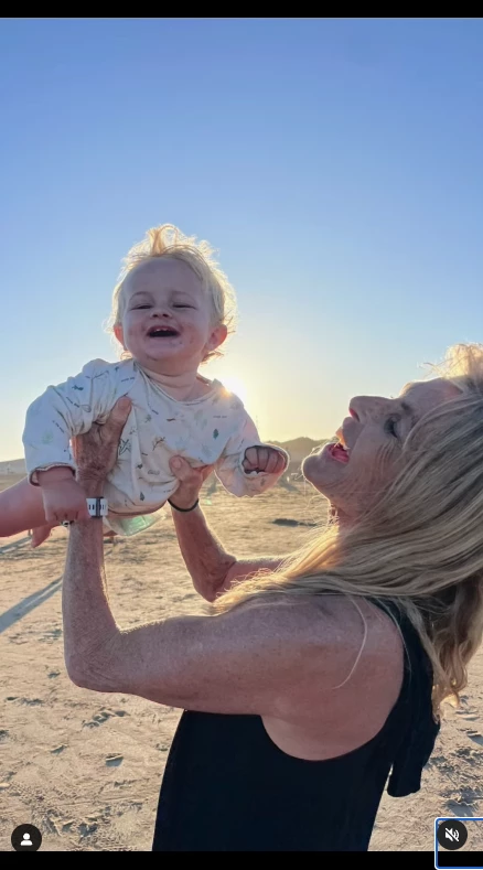 Virginia Elizalde con hijas y nietos