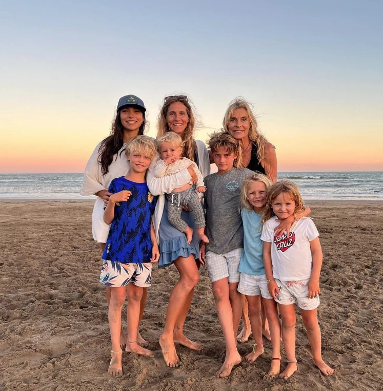 Virginia Elizalde con hijas y nietos