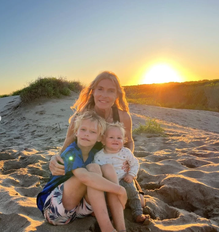 Virginia Elizalde con nietos