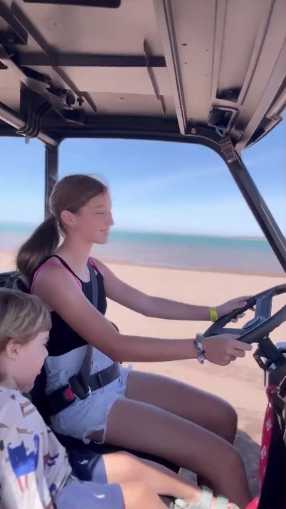 Nicole y Allegra manejando