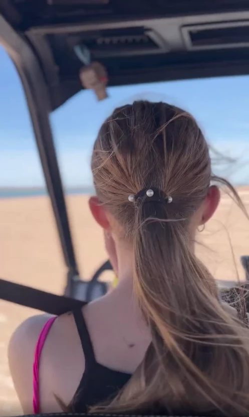 Nicole y Allegra manejando