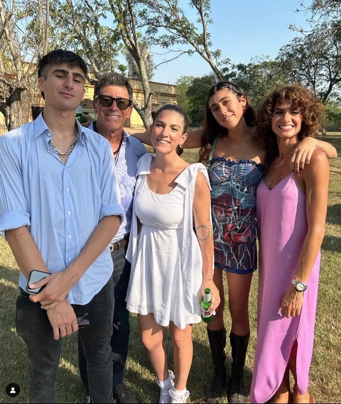 Juana Repetto, Nico Repetto, Florencia Raggi, Renata y Francisco Repettoen el casamiento de Juana