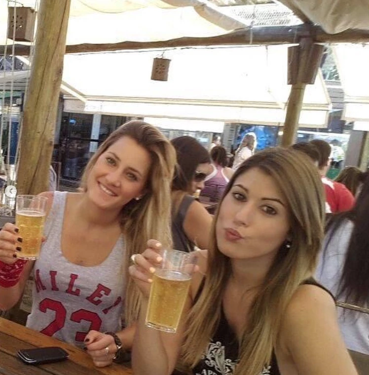 Mica Viciconte y amiga