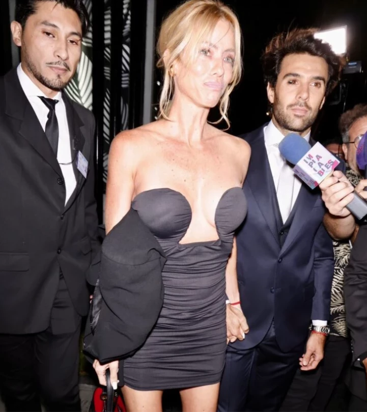 Nicole Neumann, con un vestido corto negro y sandalias doradas, junto a su pareja Manuel Urcera Foto: Chris Beliera