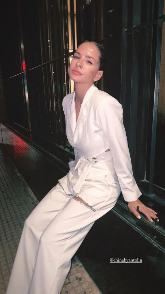 China Suárez con look sastrero total white