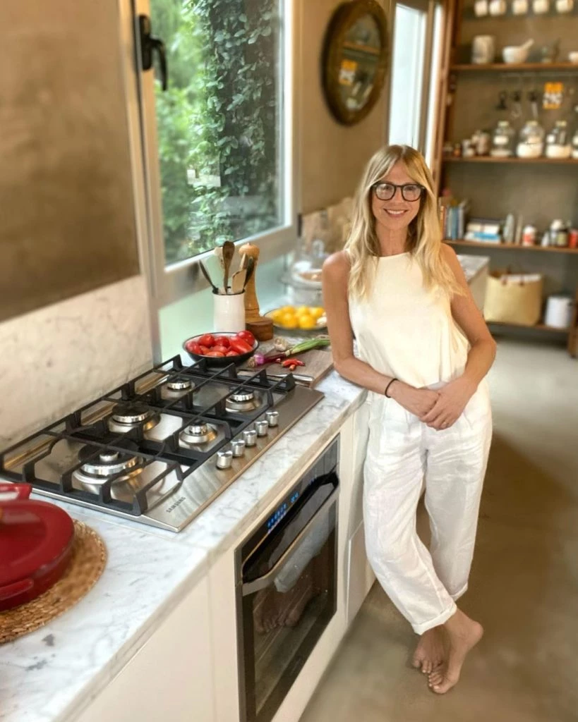 Claudia Fontán en su cocina súper moderna