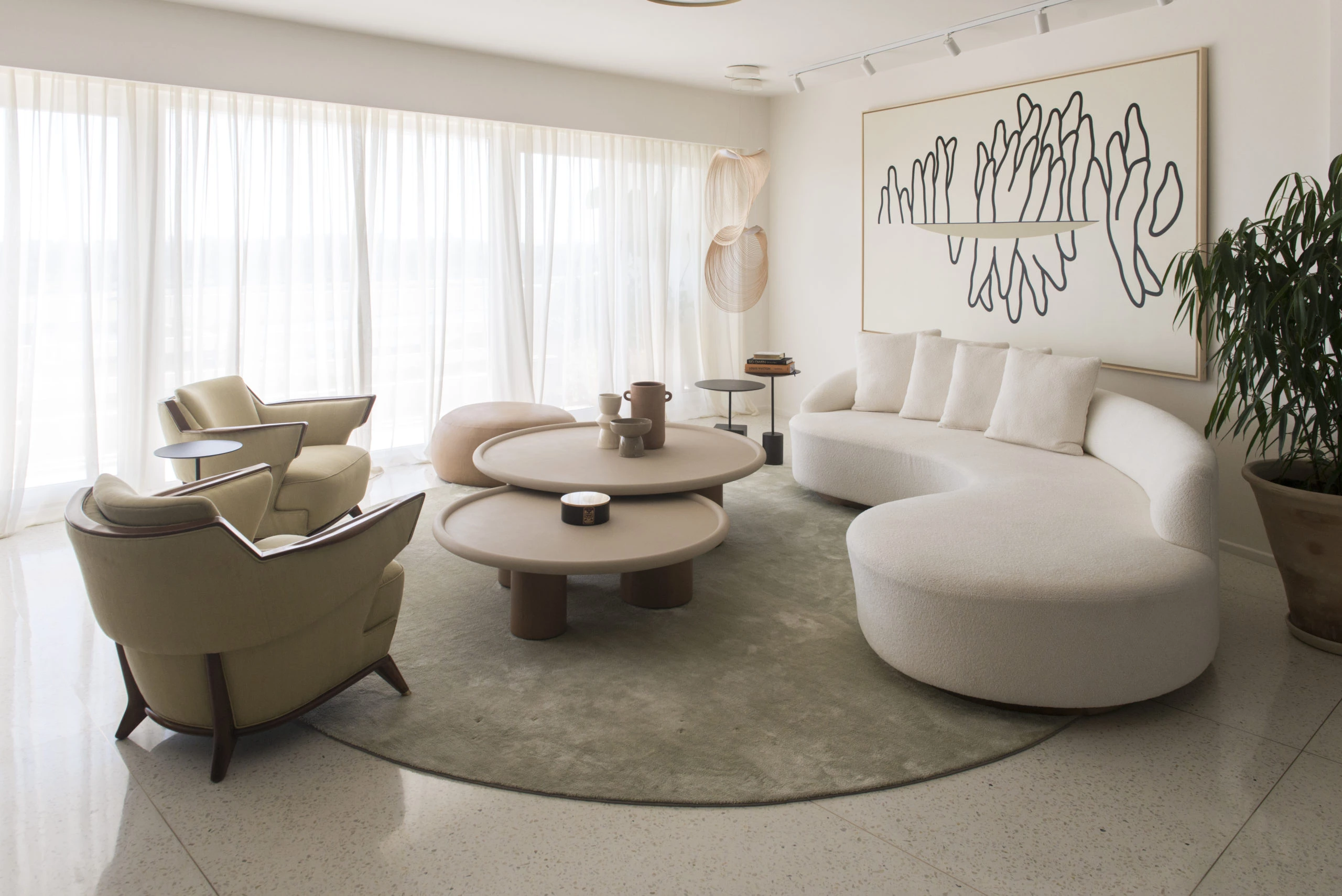 Un departamento con colores neutros, aires mid century y un toque de arte