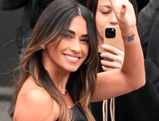 Antonela Roccuzzo deslumbró con su look en el desfile de Louis Vuitton