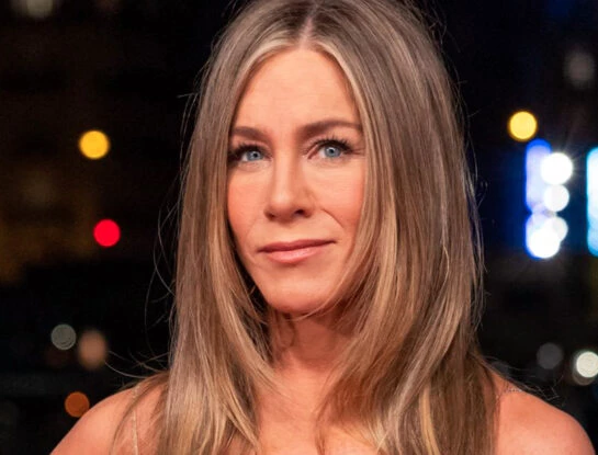 Así Jennifer Aniston abrigó su vestido de fiesta