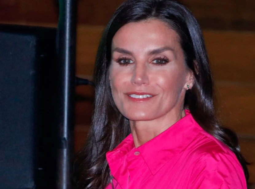 Look Letizia Ortiz con camisero