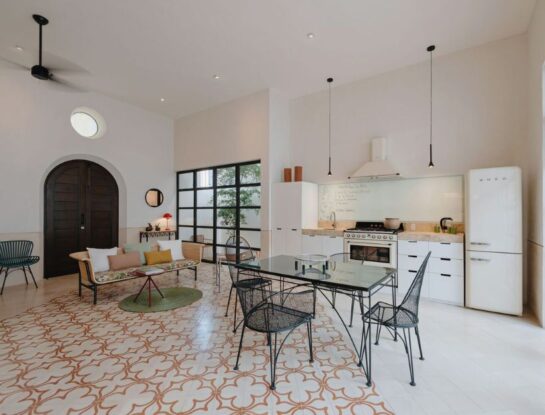 Una casa-estudio que enamora con sus patrones, texturas y colores