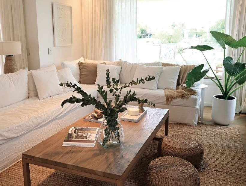 Una casa amplia y luminosa decorada alrededor del color blanco.