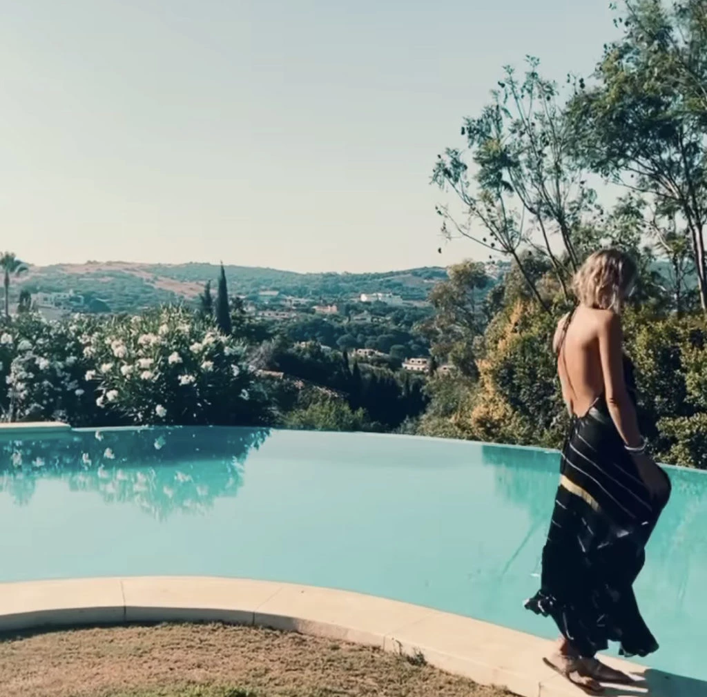Dolores Barreiro y un modelo de vestido boho