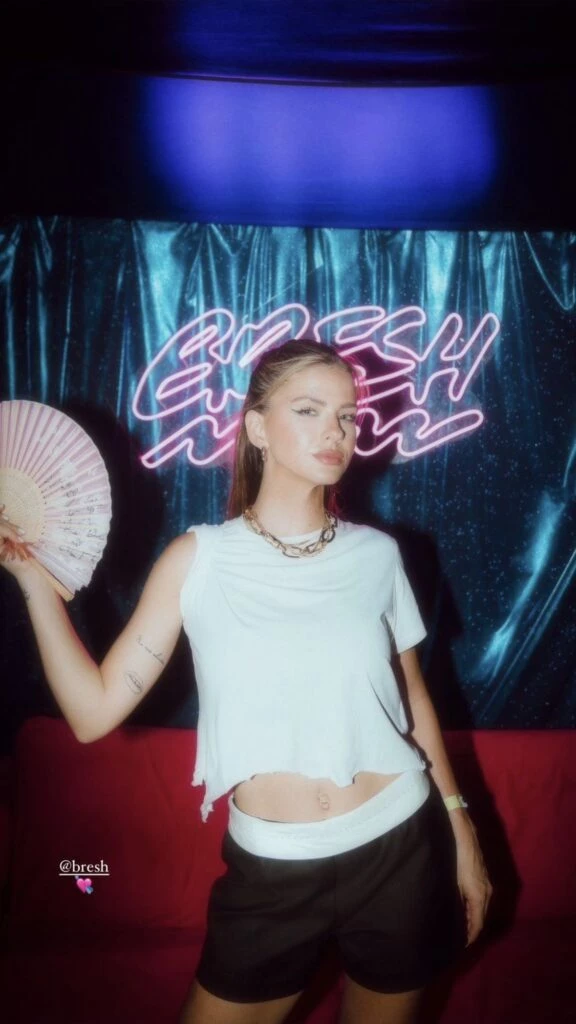 El look canchero de la China suárez en un concierto