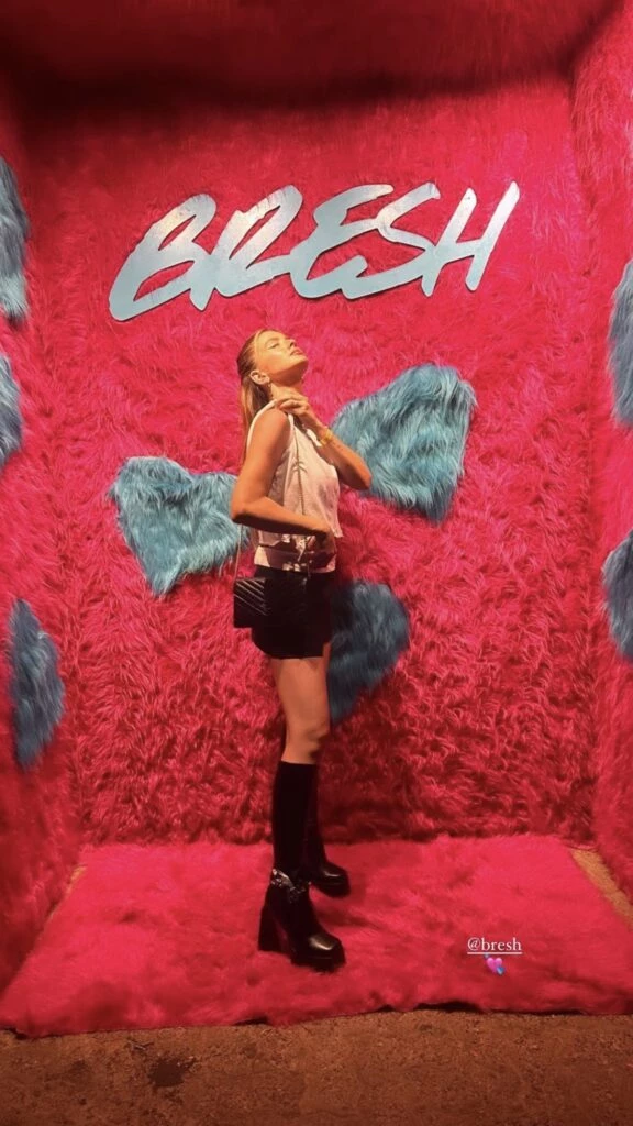 El look canchero de la China suárez en un concierto. Foto: Instagram.