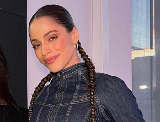 El look de Tini Stoessel en el estadio Monumental: llevó la camiseta número 7 de Rodrigo de Paul
