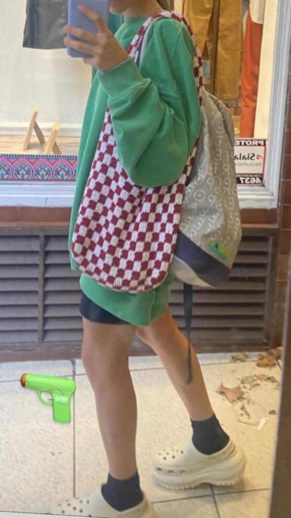 El look casual de Ámbar de Benedictis. Foto: Instagram.