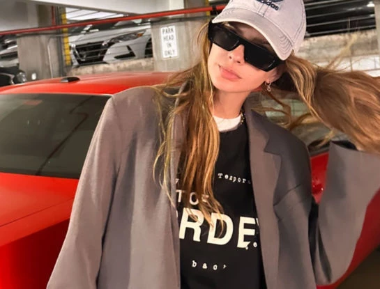 El look street style que eligió la China Suárez para viajar a Miami