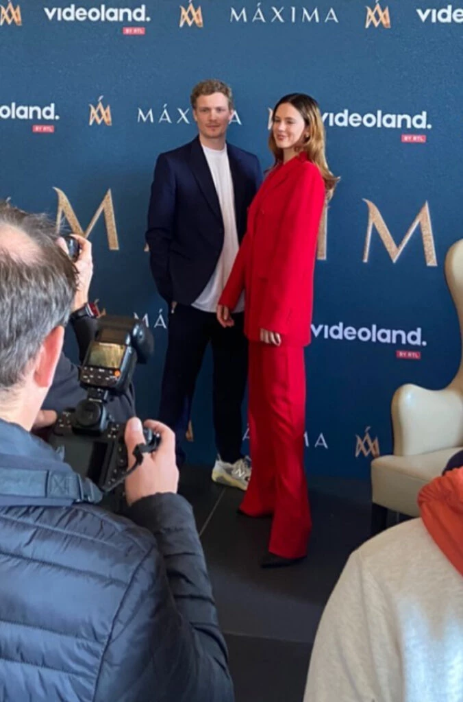 El look total red que lució Delfina Chaves en la presentación de la serie de Máxima