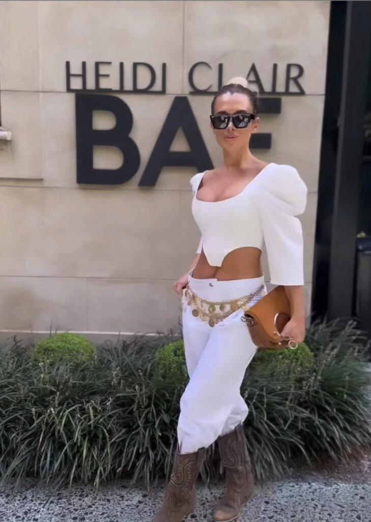 El look total white de Cami Homs en un desfile