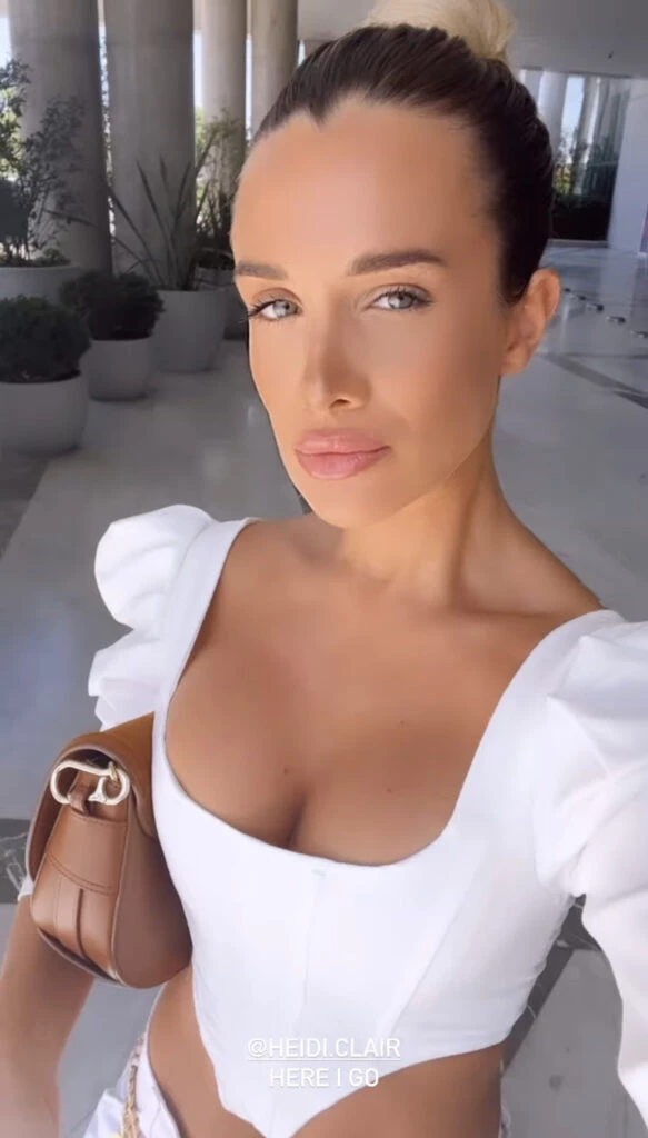 El look total white de Cami Homs en un desfile. Foto: Instagram.