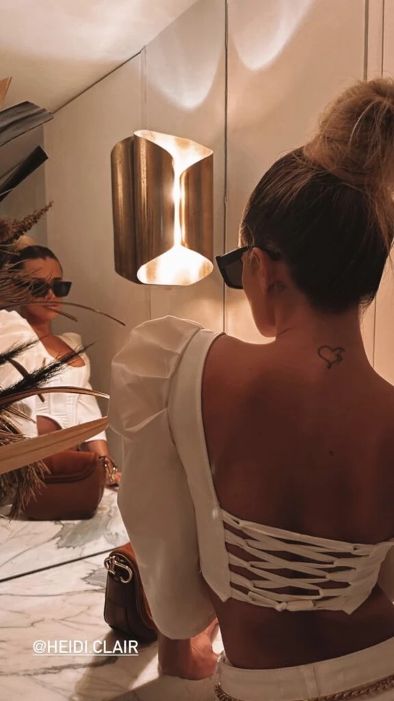 El look total white de Cami Homs en un desfile. Foto: Instagram.