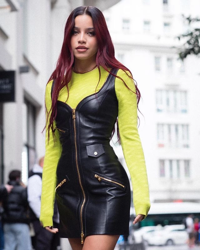 Emilia Mernes con minivestido y borcegos de Versace