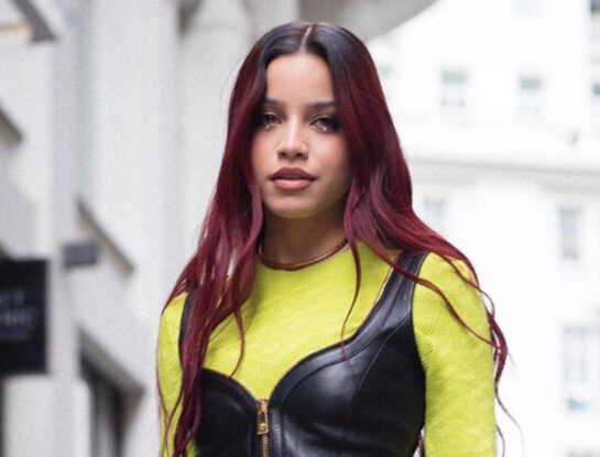 Así Emilia Mernes potenció un look Versace