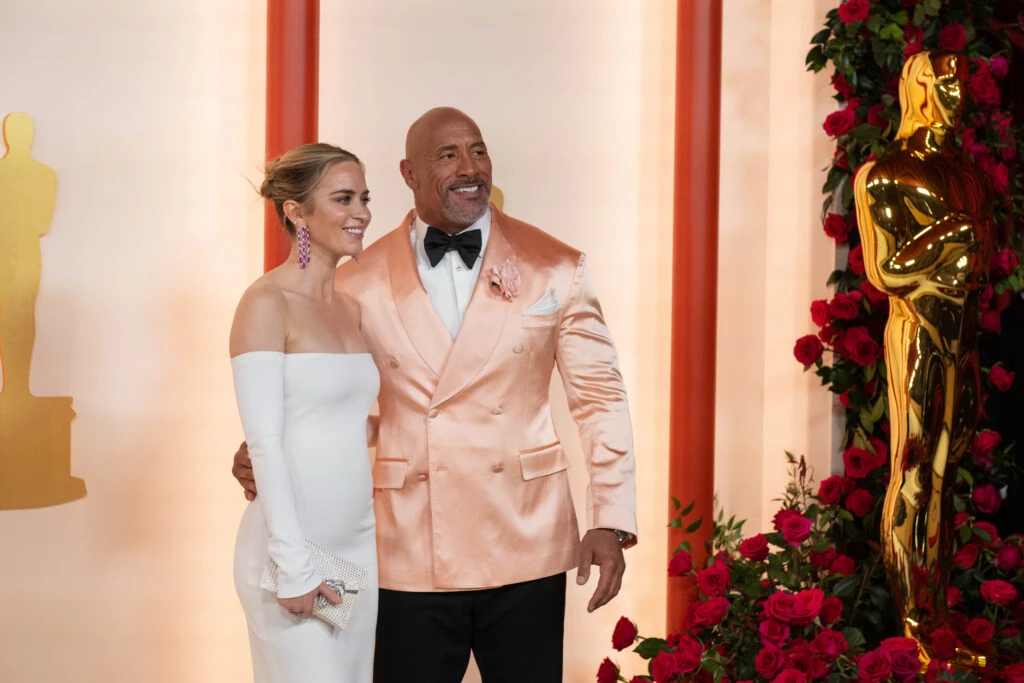 Emily Bunt y Dwayne Johnson.