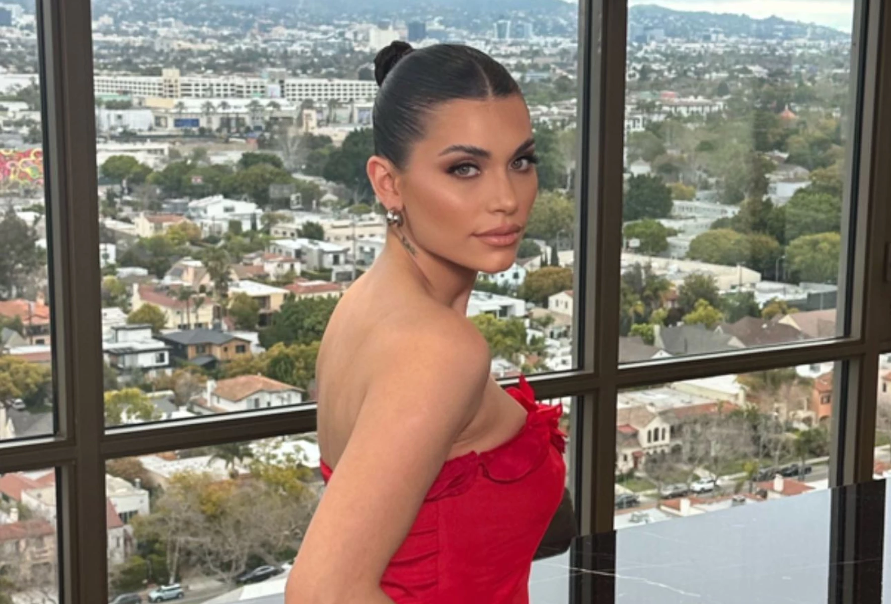 Eva de Dominici llevó un look total red en la fiesta de los Oscar 2023