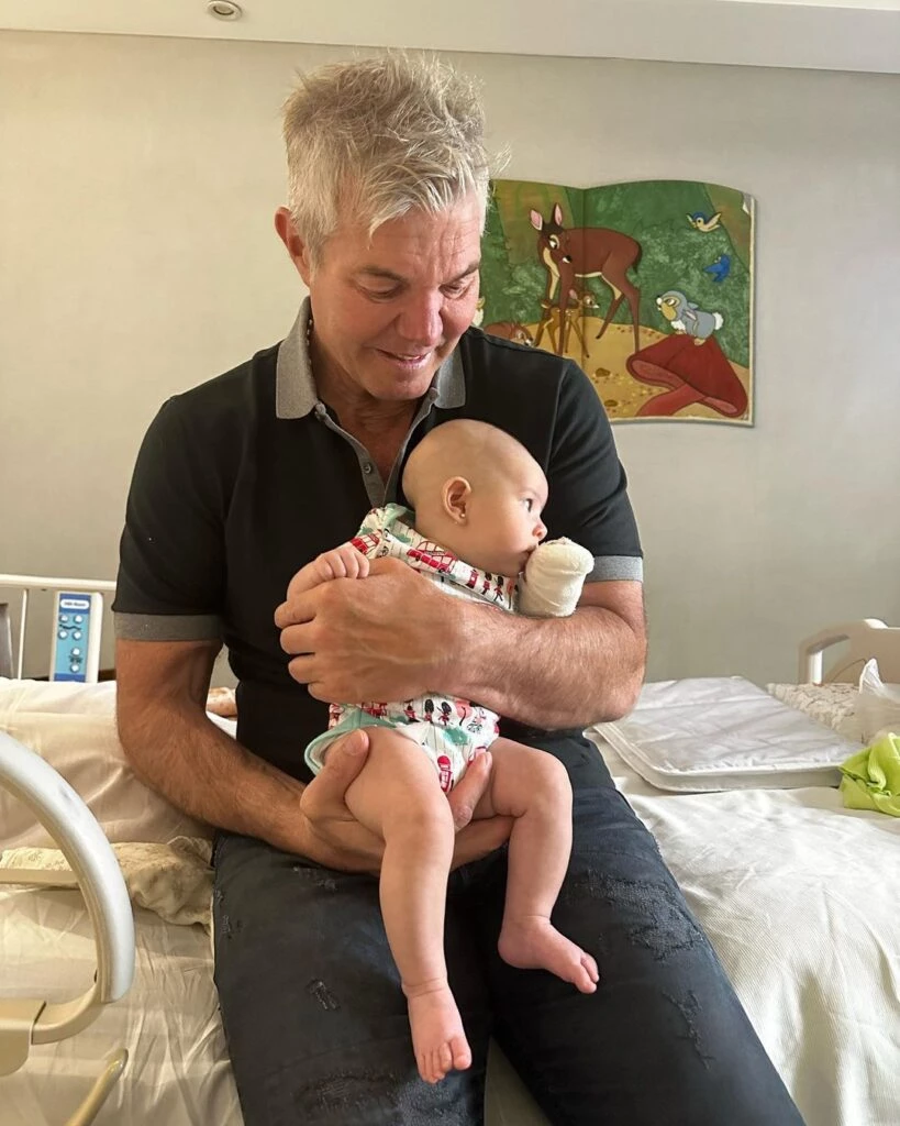 Fernando Burlando junto a su hija que está internada