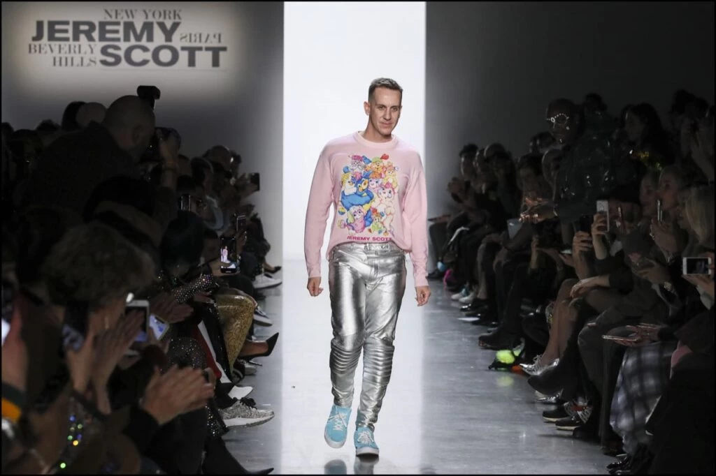 Jeremy Scott deja Moschino luego de 10 años a cargo como director creativo